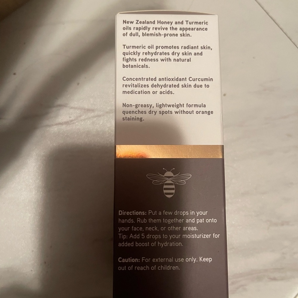 Turmeric & Manuka Honey Facial Oil - Gold and White - Picture 4 of 4